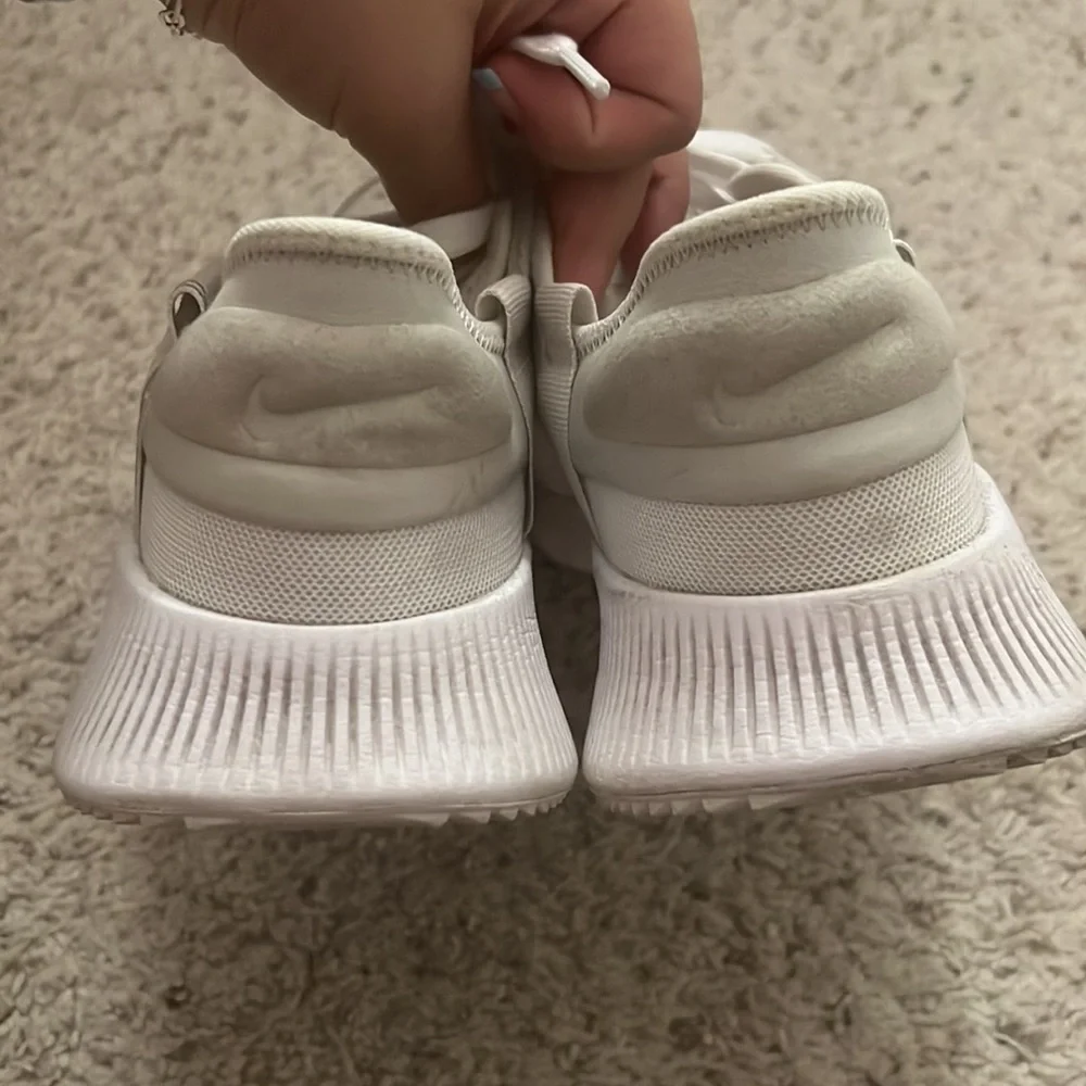 NIKE REPOSTO WHITE RUNNING SHOES